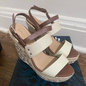 Vada beige/ tan wedges